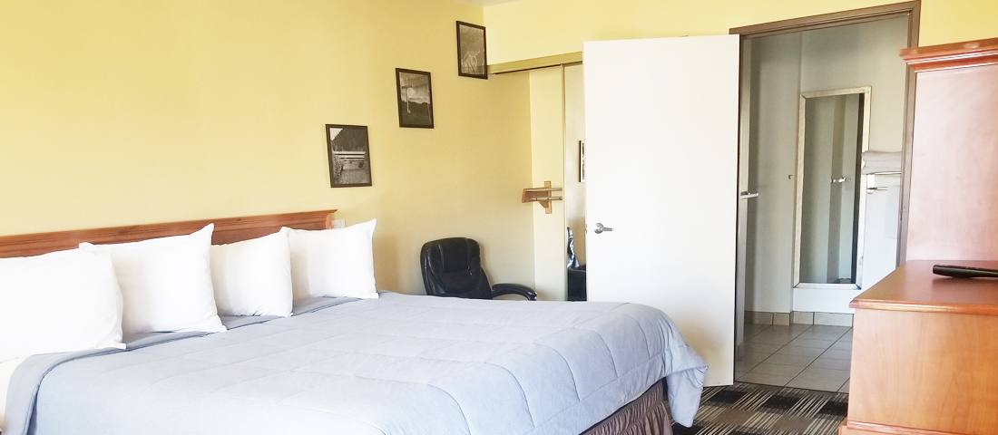 Accessible king guest room at Oakridge Inn and Suites