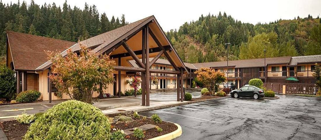 Oakridge Inn and Suites surrounded by evergreen forest