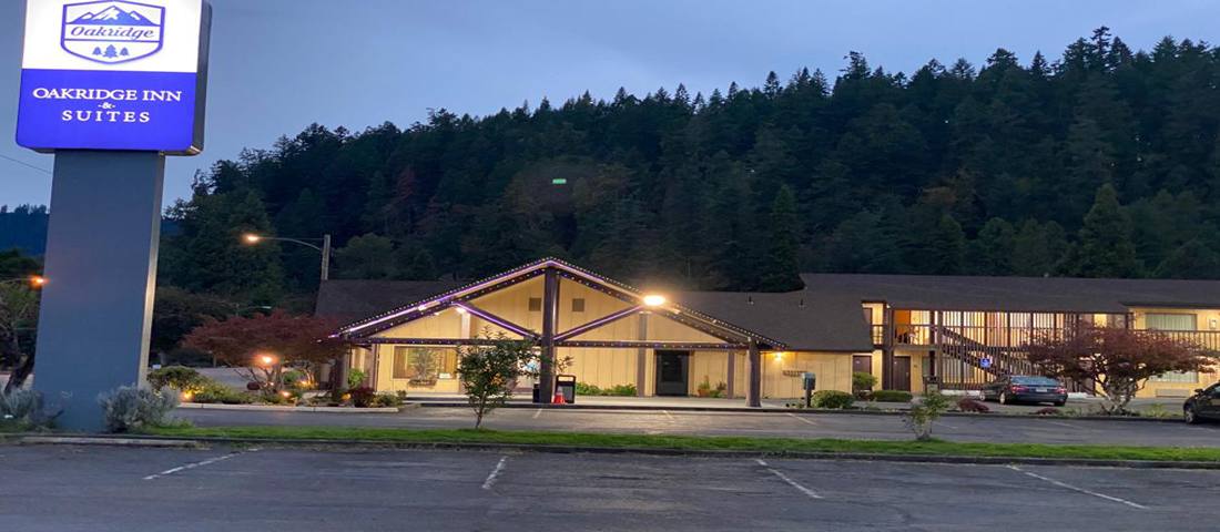 Oakridge Inn and Suites illuminated at night